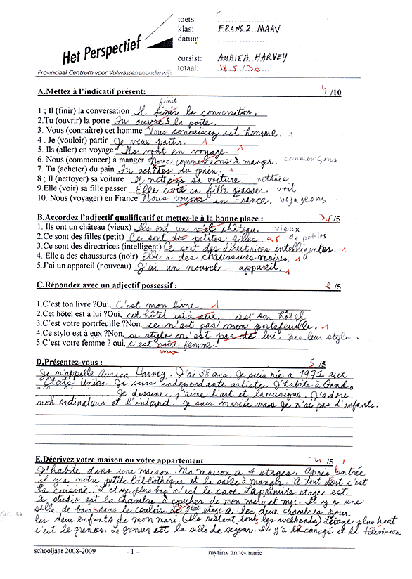 French test 'Het Perspectief' marked 18.5/30 in red — conjugations corrected, self-introduction paragraph: 'Je m'appelle Auriea Harvey, j'ai 38 ans…'