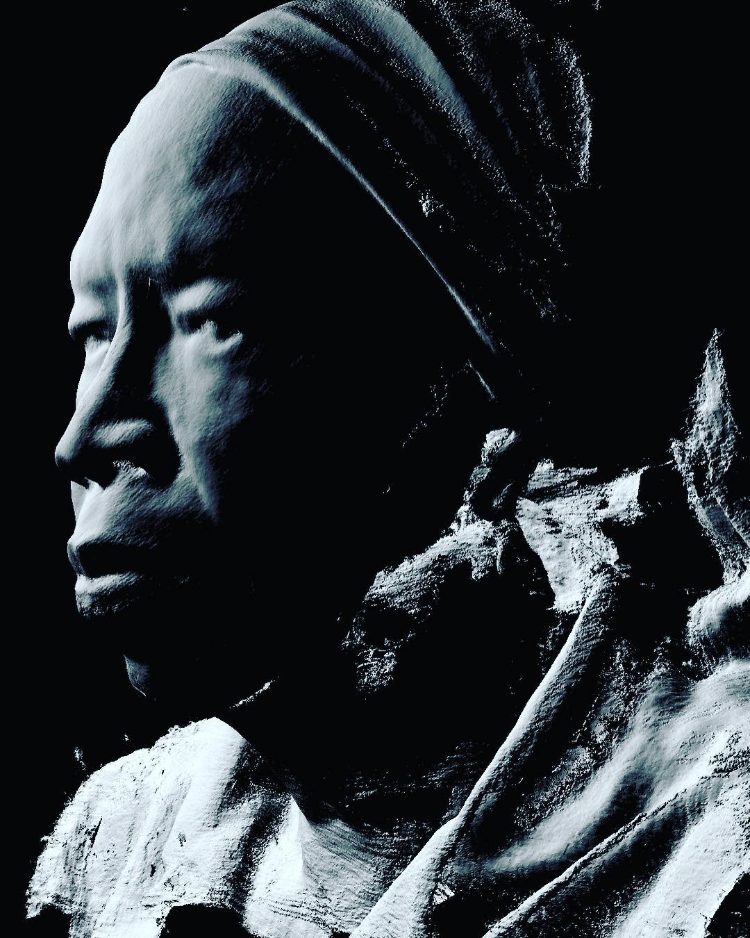 3D-scanned portrait of the artists mother in blue-white on black: head wrapped in a scarf, face in profile, the shoulders dissolving into torn point-cloud lace