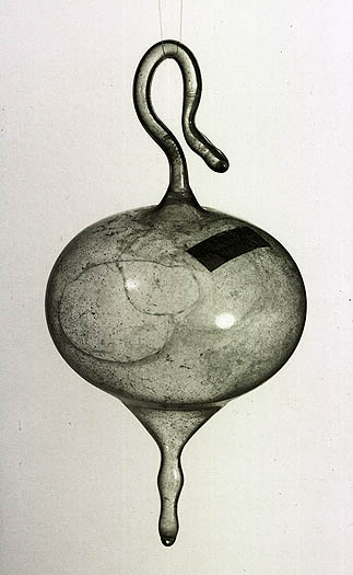 Duchamp's Air de Paris: a glass ampoule like a teardrop ornament, hooked at the top, hanging on a thread — fifty cc of Paris